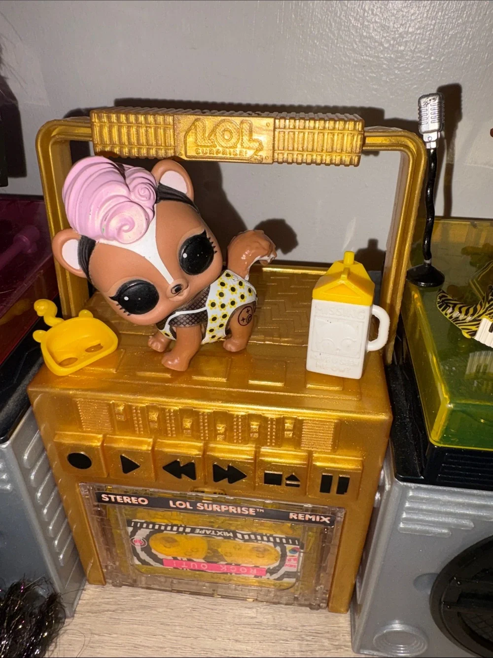 L.O.L. Surprise! Remix Pets and Music Stage Playset with Dolls
